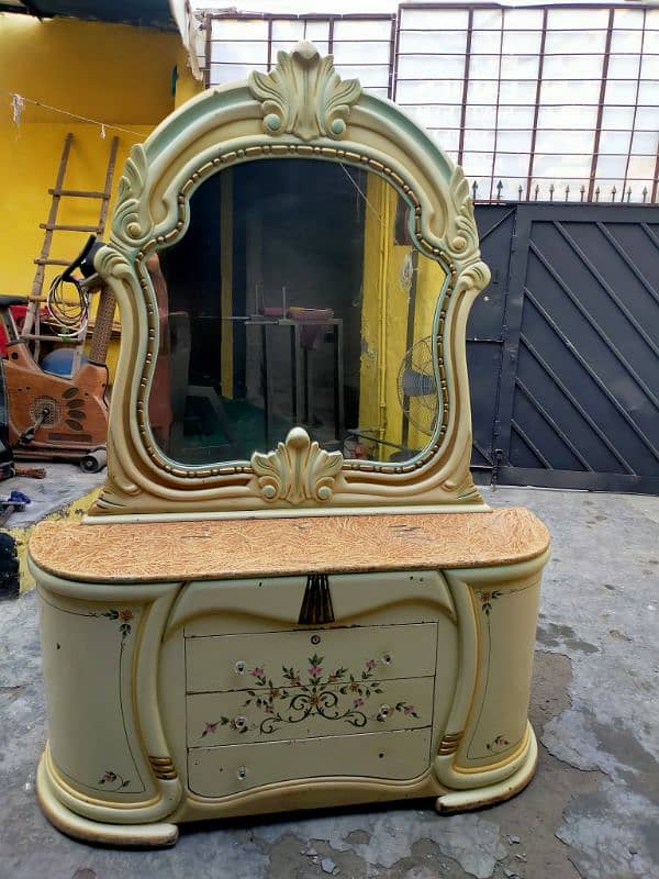 Deco Paint Dressing table with buffy. 0