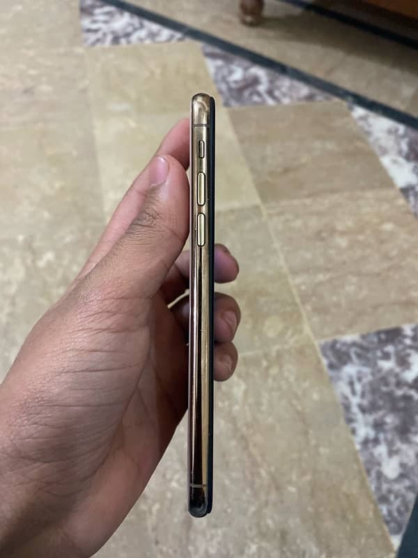 Iphone XS 64 GB LLA model JV 80% genuine 8