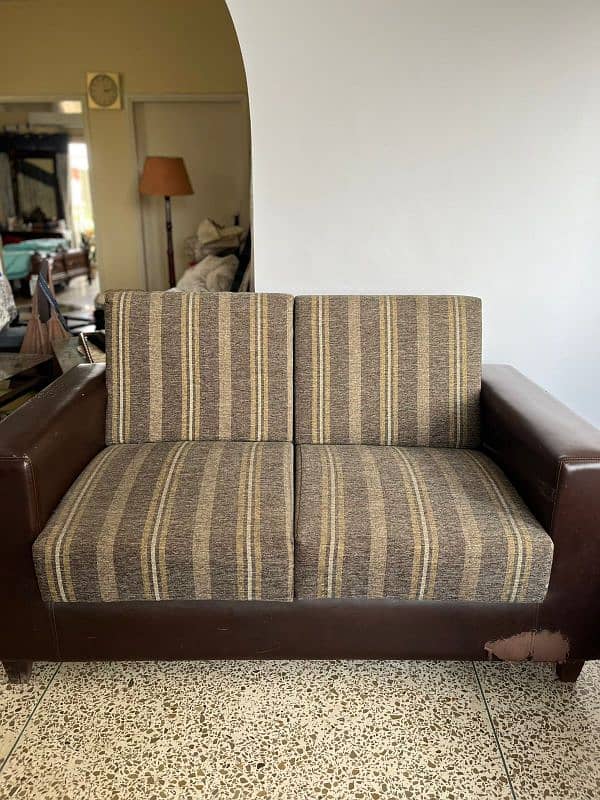 beautiful 2 seater sofa for sale. 4