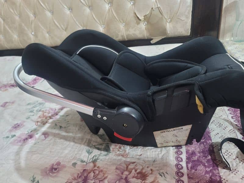 baby cot / car seat 1