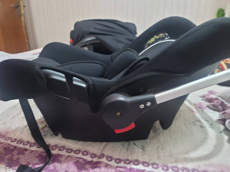 baby cot / car seat 2