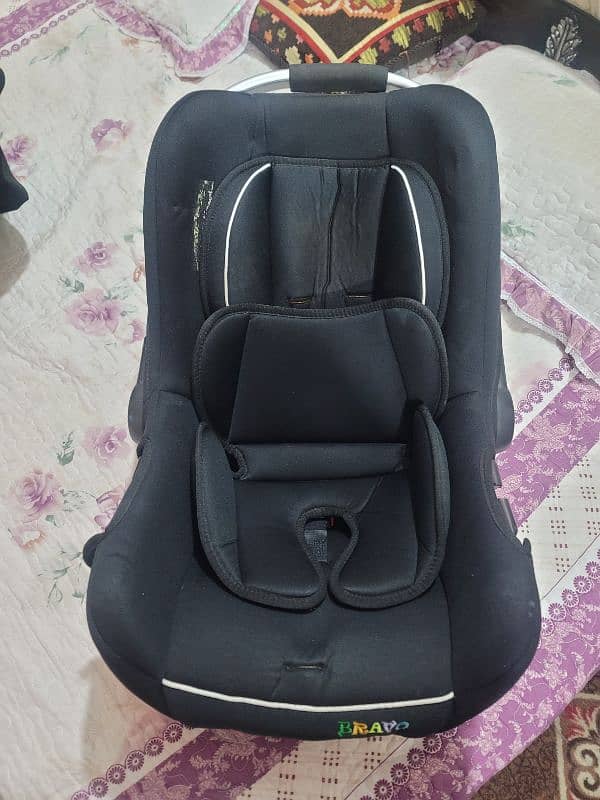 baby cot / car seat 3