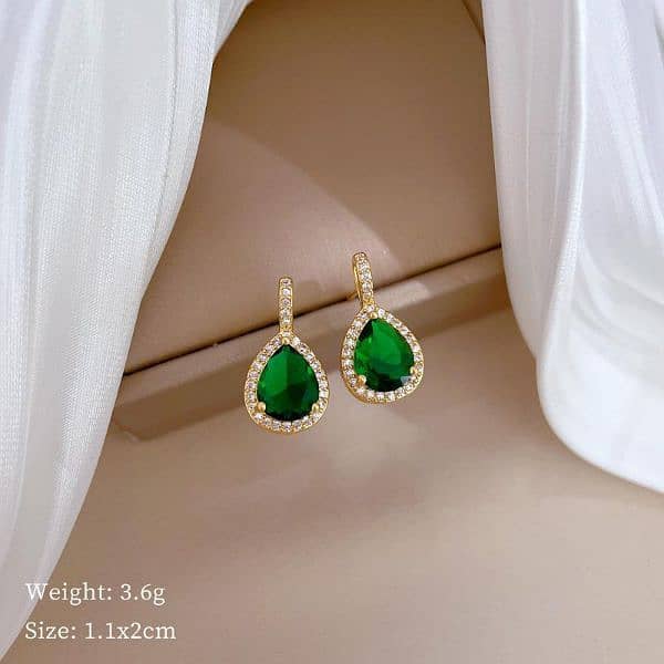 Stunning green gemstone teardrop pendant set 0