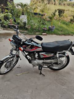 honda125 cc black just like new 9300 km driven in excellent condition