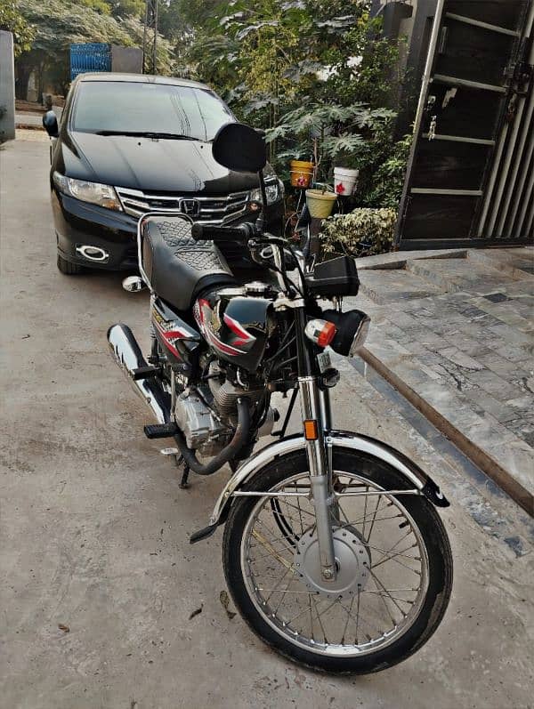 honda125 cc black just like new 9300 km driven in excellent condition 1