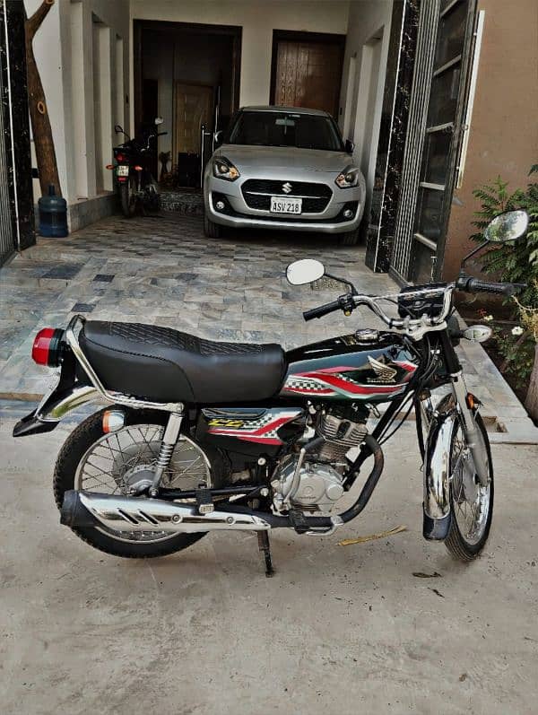 honda125 cc black just like new 9300 km driven in excellent condition 2