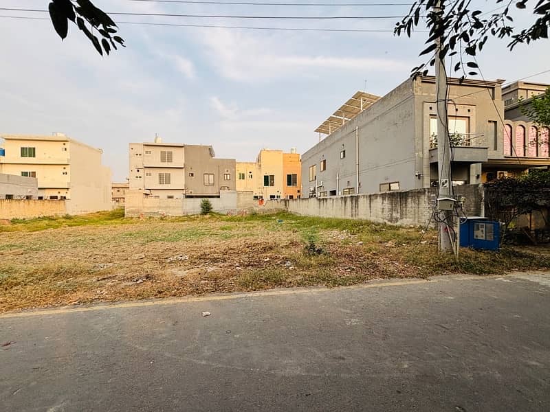 1 Kanal facing park A block plot for sale. 0