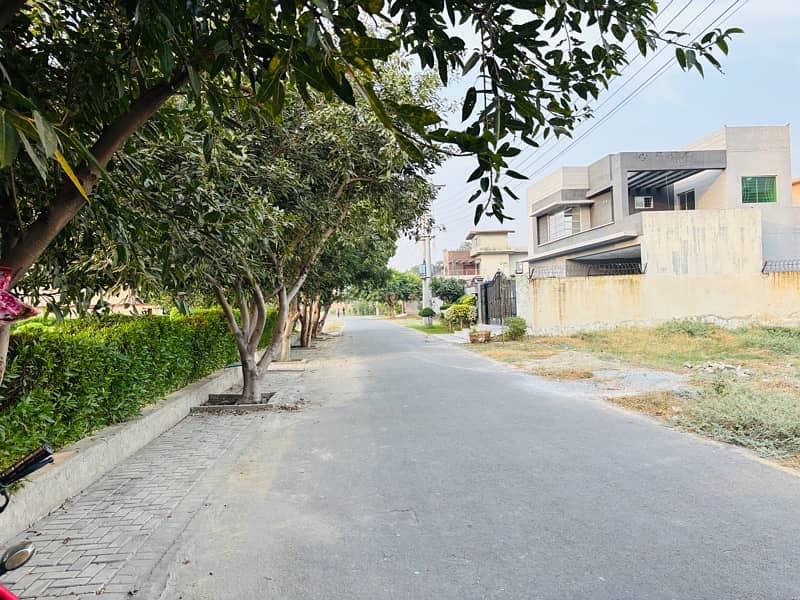 1 Kanal facing park A block plot for sale. 4