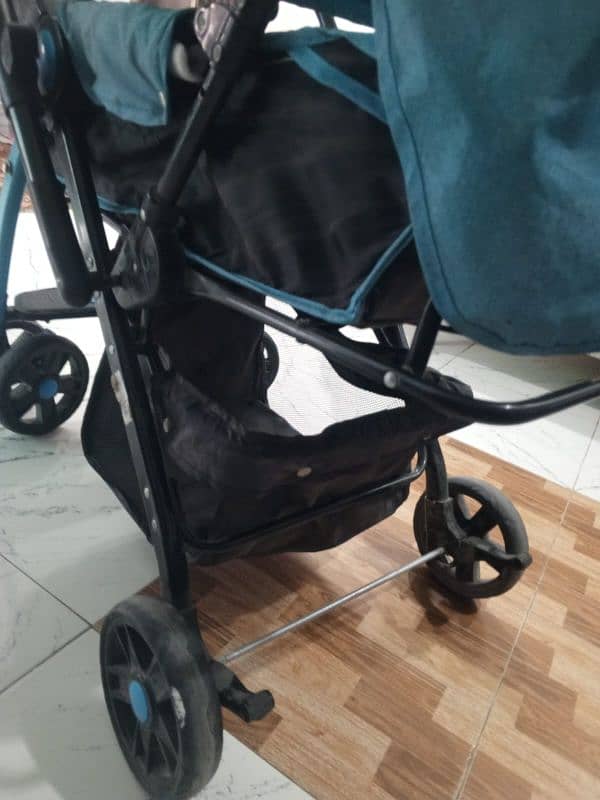 CARRY COT & PRAM 4