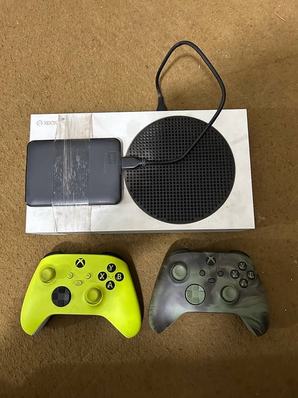 xbox series s , 2 controllers with box 0