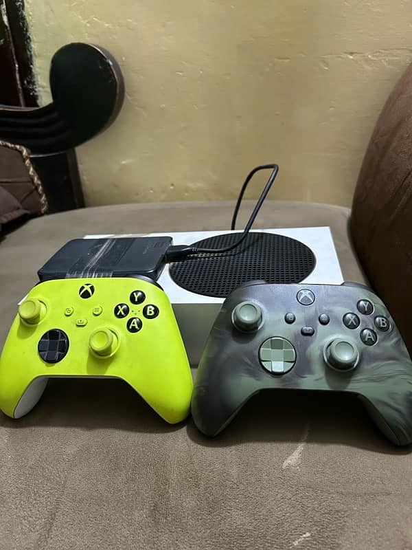 xbox series s , 2 controllers with box 1