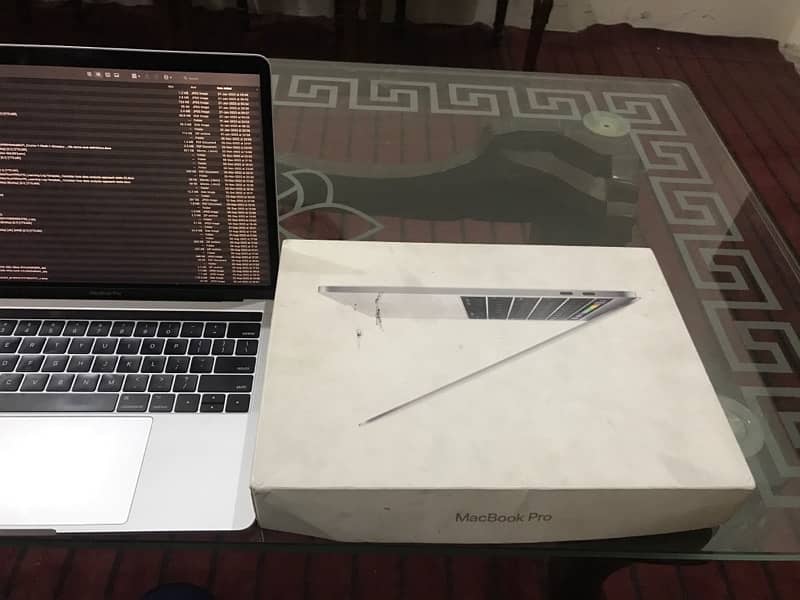 MacBook Pro 2017 core i5 13 inch 8/256 6