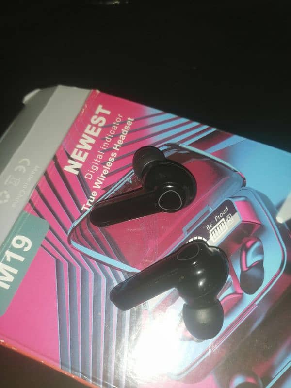 M19 Wireless Earbuds. 3