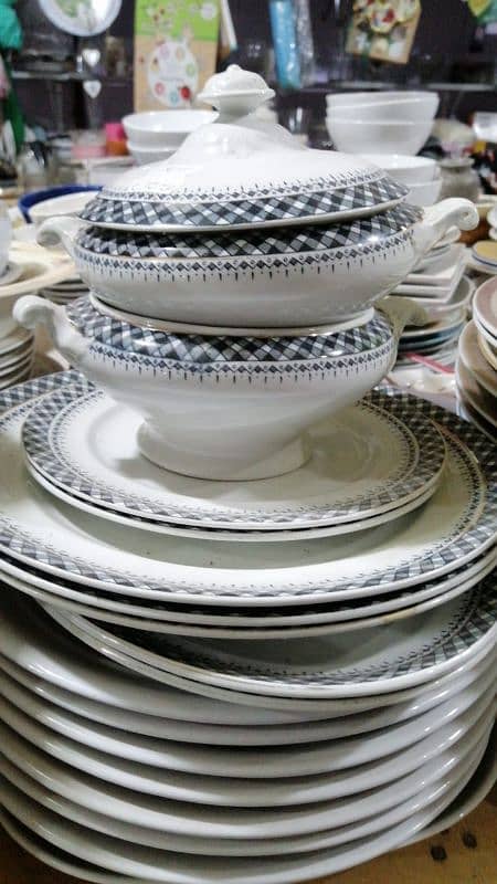 excellent condition dinner set 0