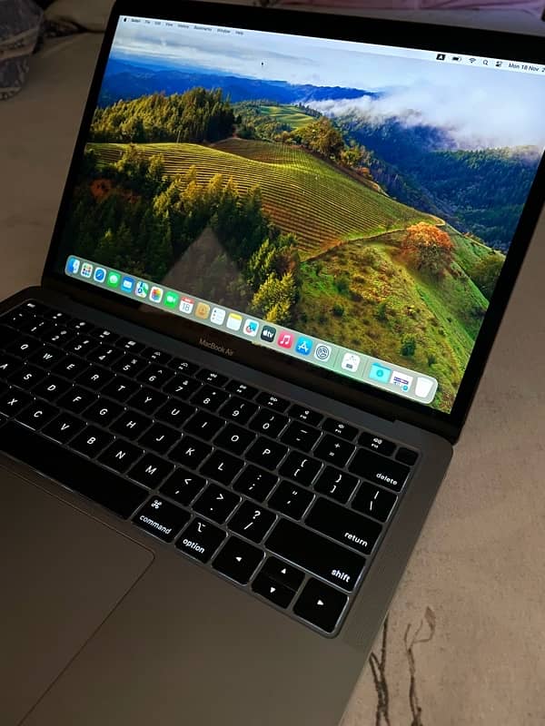 Macbook Air 13” with Retina Display (US Variant) in Perfect Condition 3