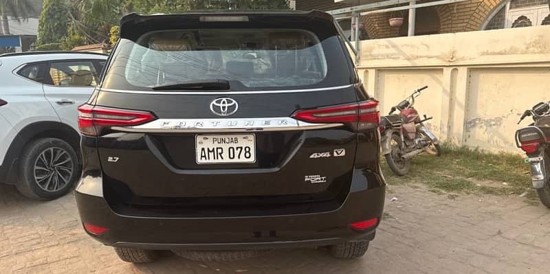 Toyota Fortuner V 2022 0