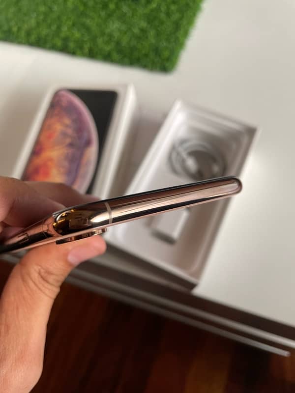 iPHONE XS MAX (256GB) PTA 4