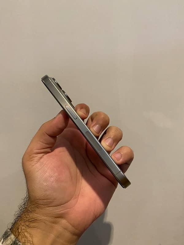 Apple iPhone 15 Pro Natural Titanium - Full Sim Time 3