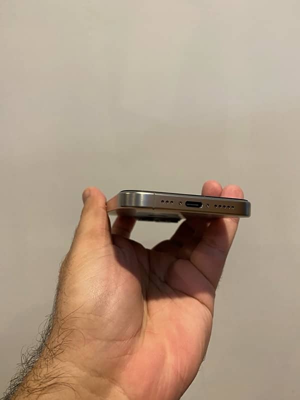 Apple iPhone 15 Pro Natural Titanium - Full Sim Time 4