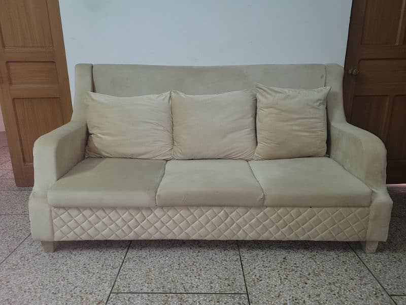 Sofa for sale in reasonable price 3