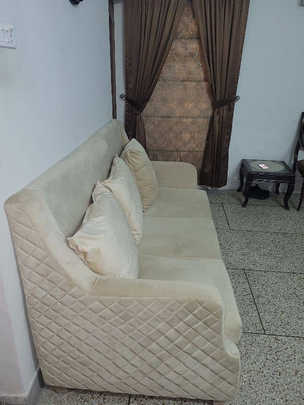 Sofa for sale in reasonable price 4