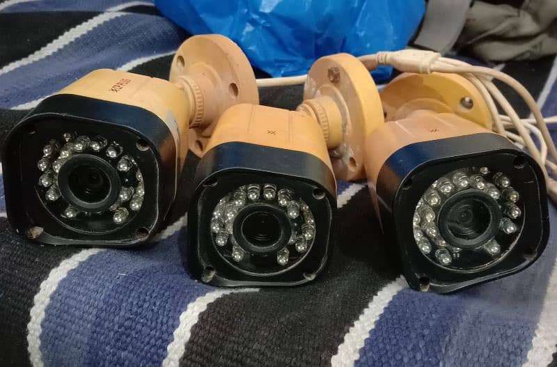 CP Plus CCTV 3 Camera on hain light ati hai display nhi day rha 1