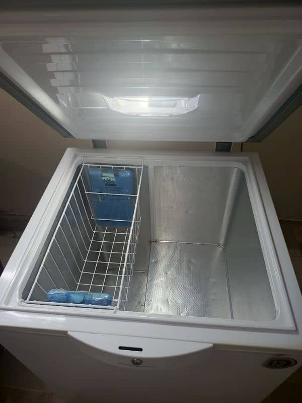 Freezer single door, just like new, gas leak hy 2