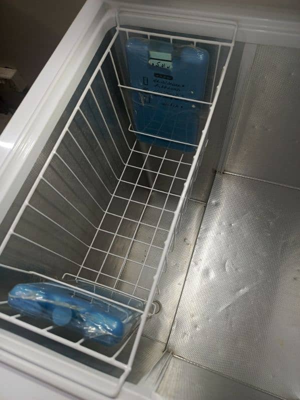 Freezer single door, just like new, gas leak hy 3