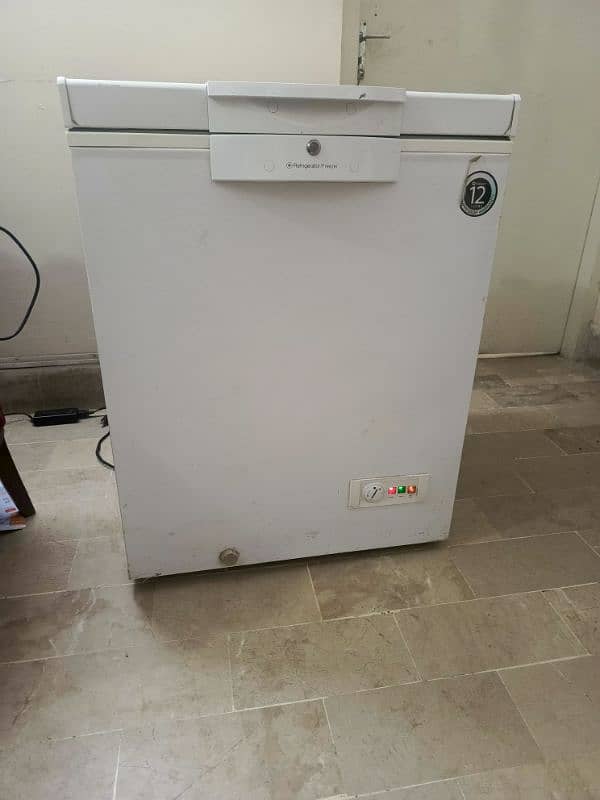 Freezer single door, just like new, gas leak hy 8