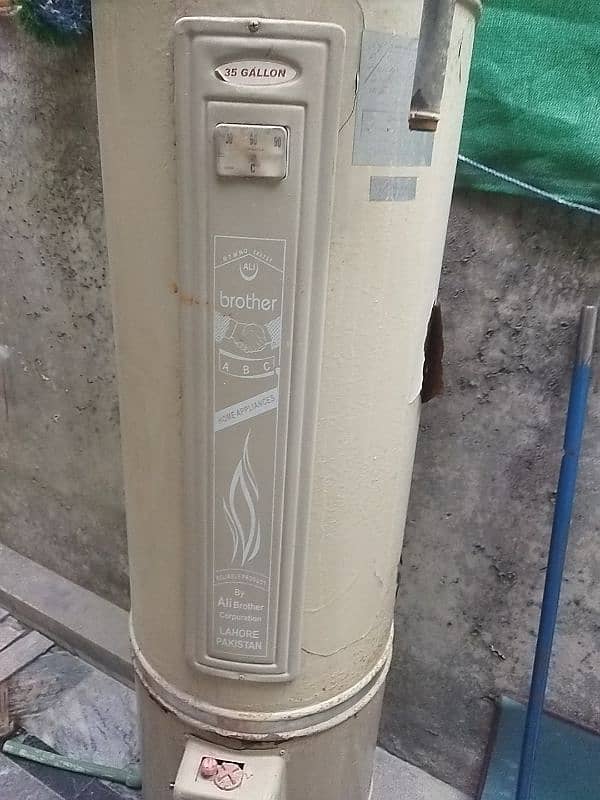 Gas geyser in good condition for sale 2