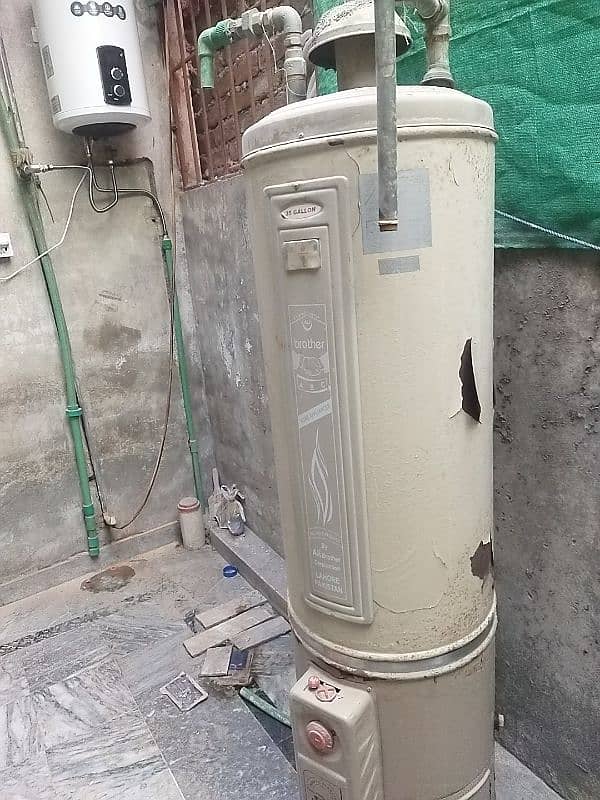 Gas geyser in good condition for sale 3