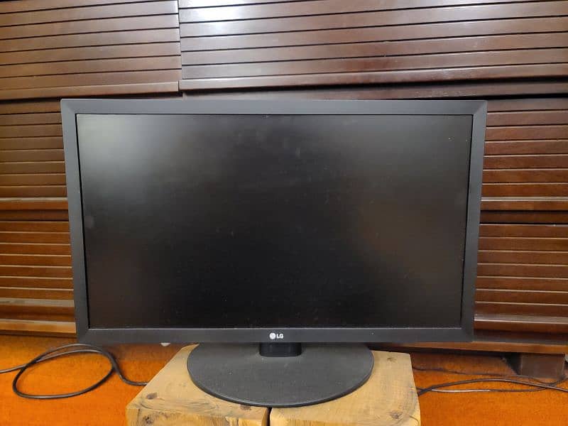 LG 22 inch Monitor with Dell Sound Bar 0