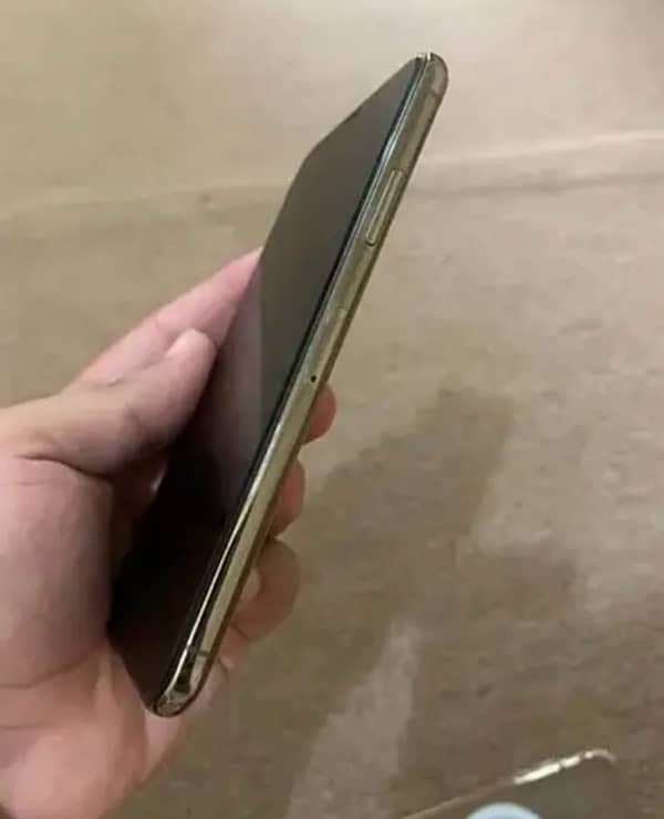 iPhone XS excellent condition factory unlock 2