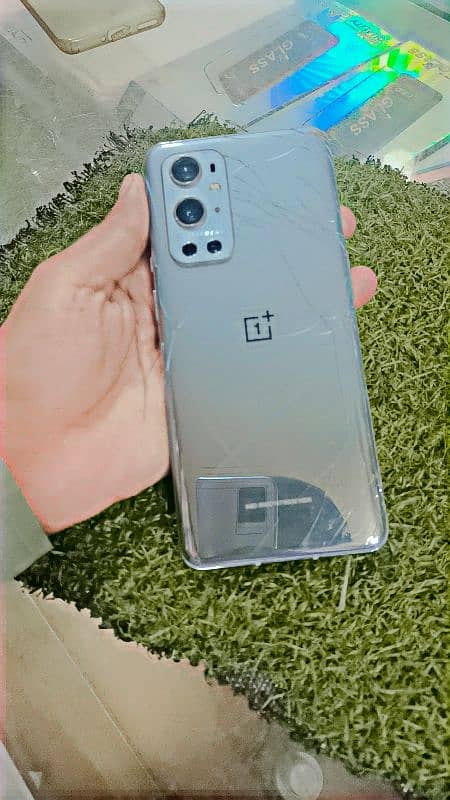 One plus 9 pro back glass crack he sirf bake conditioner bhe bilkul ok 3