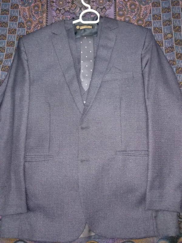 3 pice suit used like new 1 suit 5000rs 3