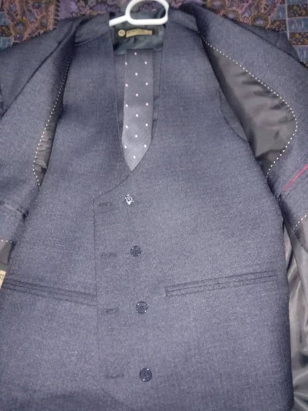 3 pice suit used like new 1 suit 5000rs 4