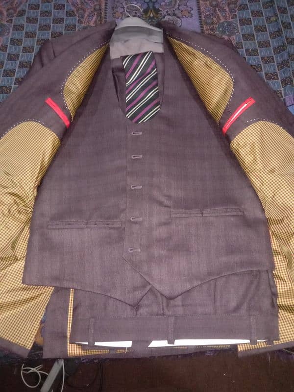 3 pice suit used like new 1 suit 5000rs 6