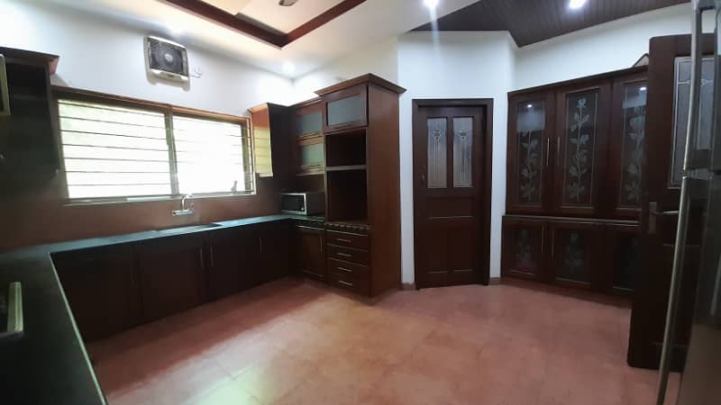 Cantt properties offers 1 Kanal House for sale in cavalry ground 8