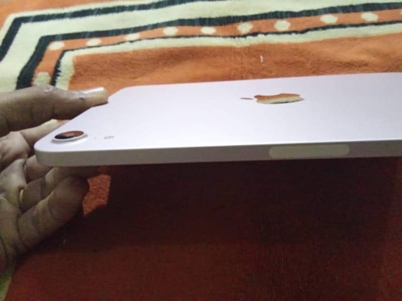 iPad mini 6 condition 10\10 scratch less 13