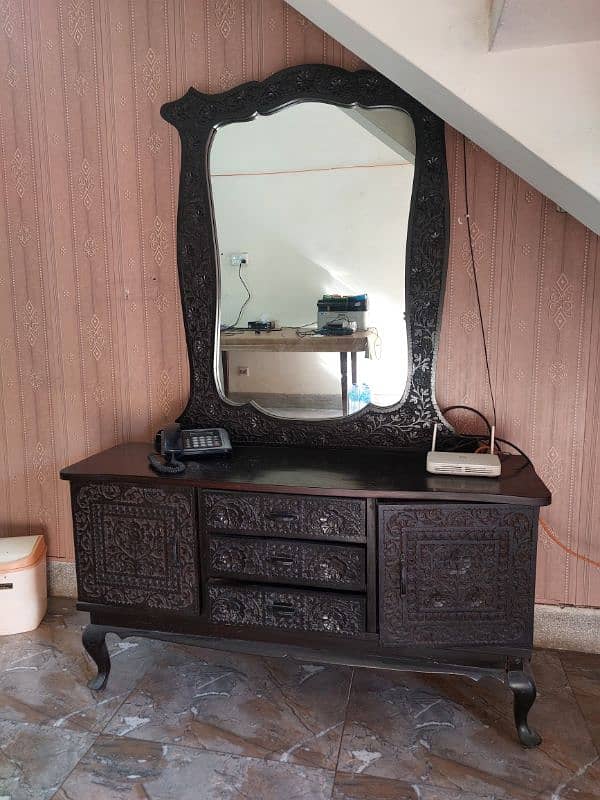 Dressing Table . 65 x 48 x 15 inch. 2 legs broken. 0