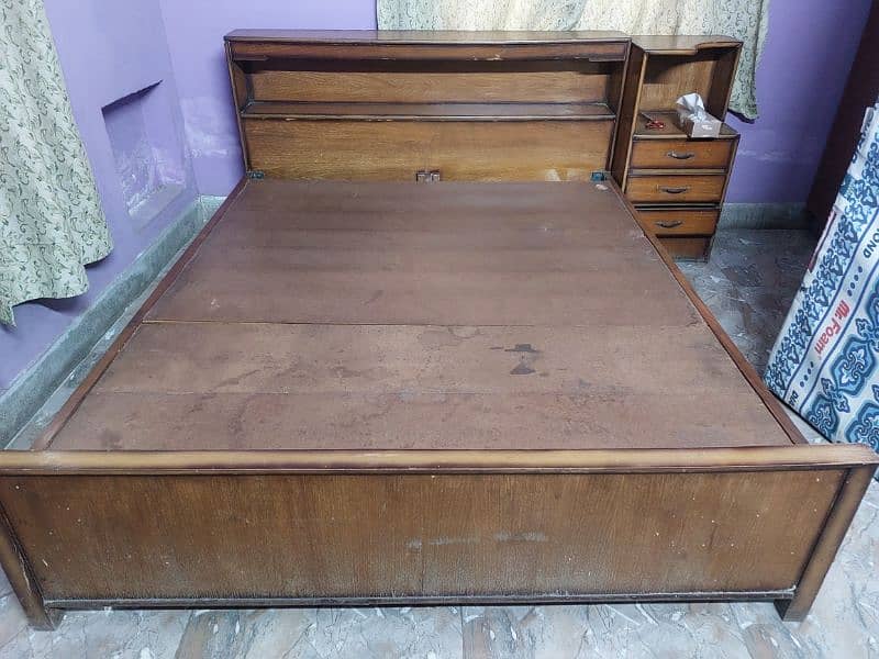 Old Double Queen Bed. 88 inch x 67 inch. Legs are broken. 0