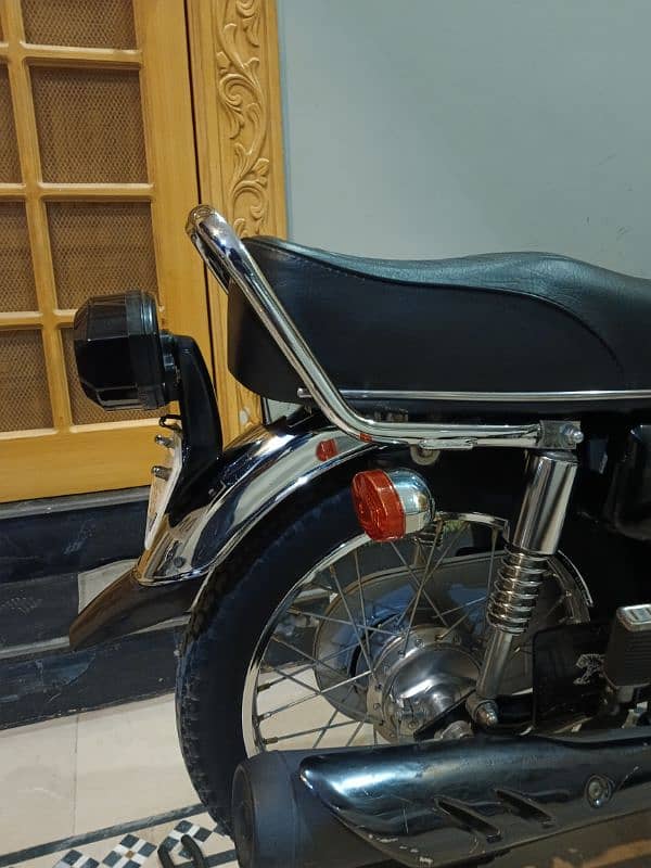 Honda CG 125 2023 in black 3