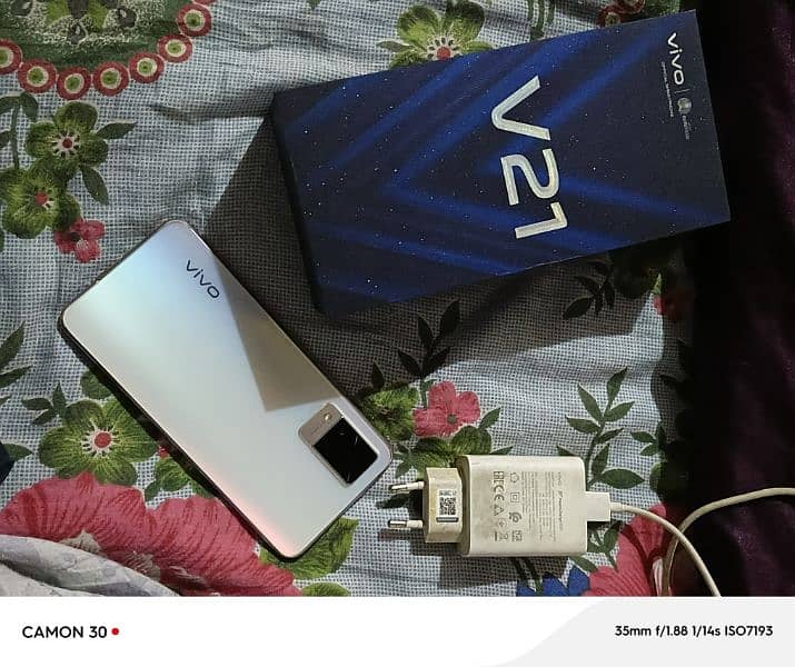 vivo v21 8+4 128gb box changer Sath ha candhin 10.9 only call 4