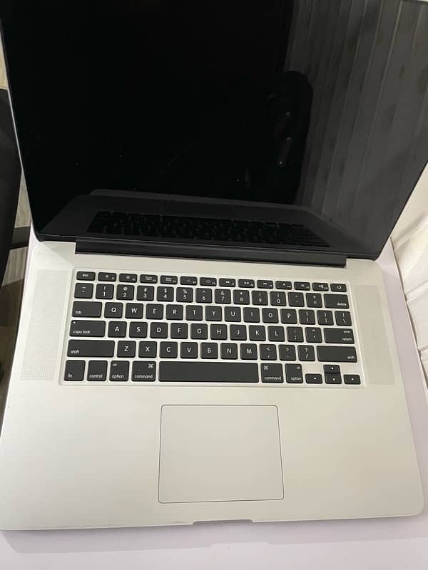 Apple Macbook Pro 2015 intel i7, 15 inch (16GB Ram, 256GB SSD) 3