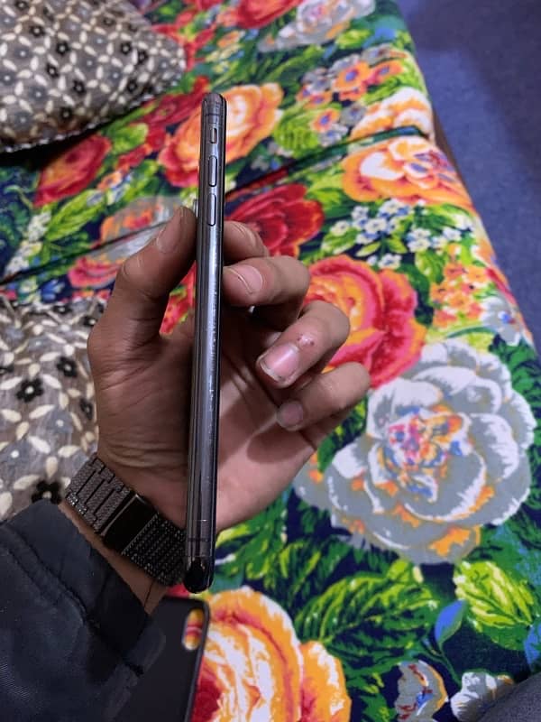 i phone Xs Max factory unlock Esim 2 month available 4