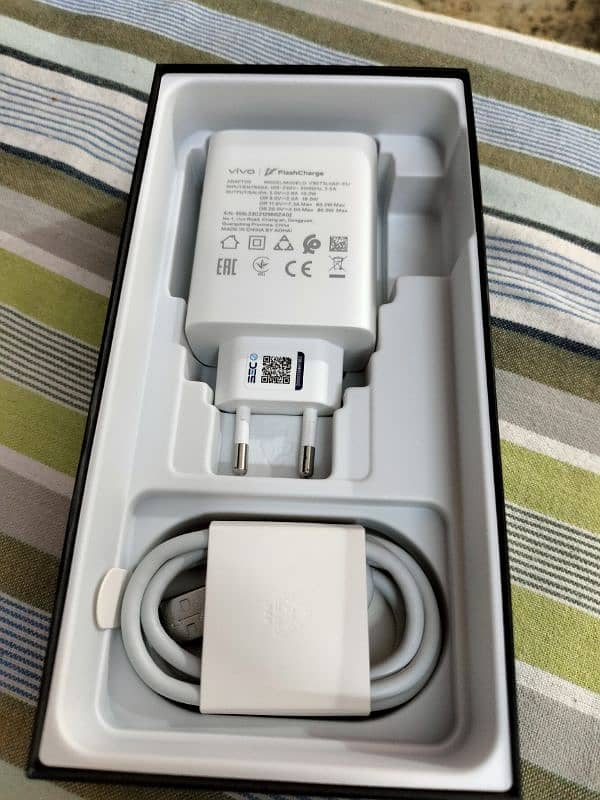 Vivo V30 5G Complete With Box 1