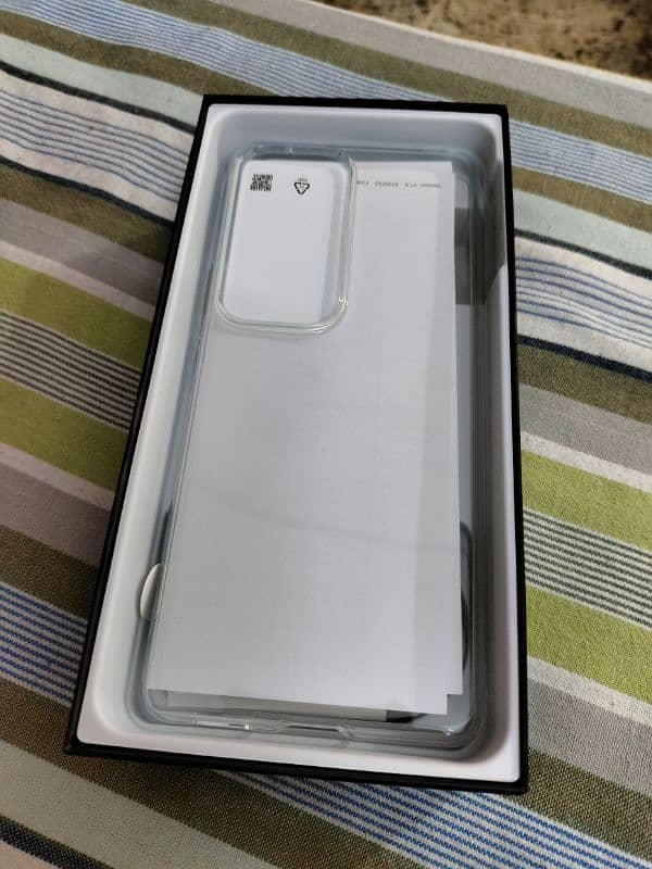 Vivo V30 5G Complete With Box 3