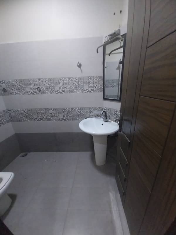 3 bed DD Apartment For Rent In Big Bukhari in Lift Parking 17