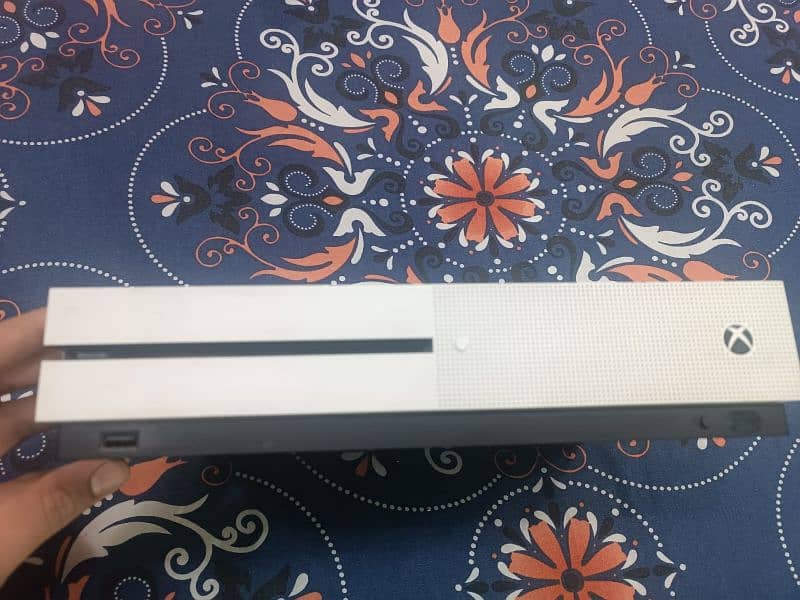 xbox one s 500gb with orignal conrtoller 5