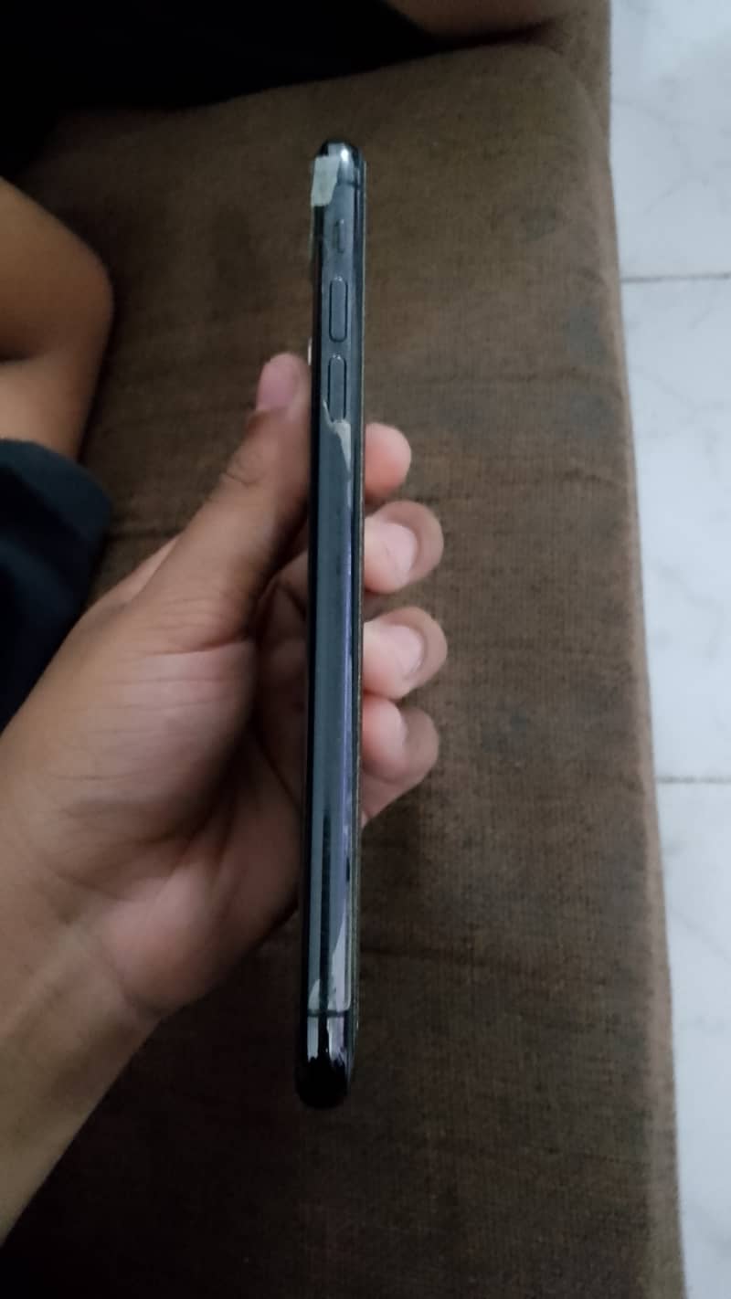 iPhone 11 Pro max 256GB NON PTA SIM WORKING 1